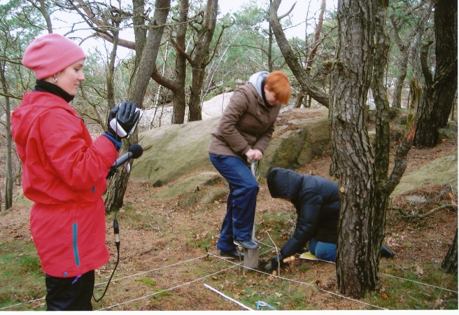 Martina, Nina, Birgitta gräver