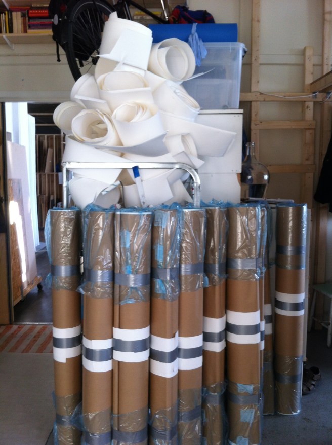Teckningarna färdigskurna o emballerade i väntan på transport till utställningshallen